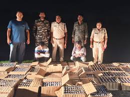अवैध शराब तस्करों पर निवास पुलिस का एक्शन, कुरकुरे के बंडल के नीचे छुपाकर ले जा रहा था लाखों की अवैध शराब