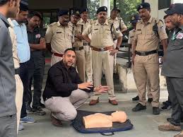 दुर्घटना संभावित क्षेत्रों में यातायात पुलिस द्वारा प्राथमिक चिकित्सा एवं CPR प्रशिक्षण जनहानि रोकने के लिए मंडला पुलिस की सराहनीय पहल